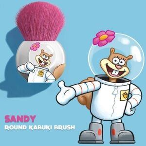 WET N WILD Limited Edition Sandy Round Kabuki Brush